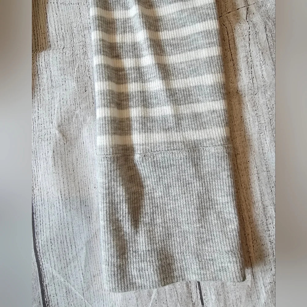Jones New York •Size Medium• Gray White Striped Lightweight Top Drop Shoulder - Picture 6 of 8